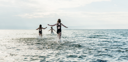 børn bader i havet